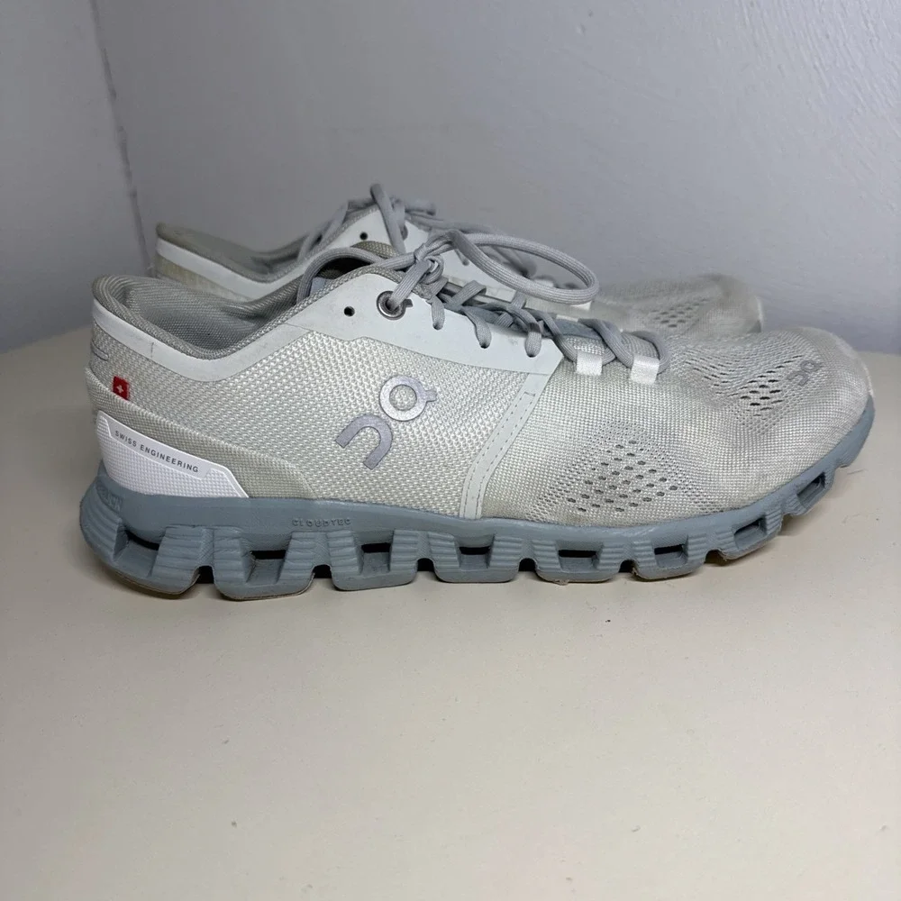 On Running Women's Light Grey Athletic Shoes Size (9) 40.99036